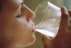 人一天最少要喝多少水算健康