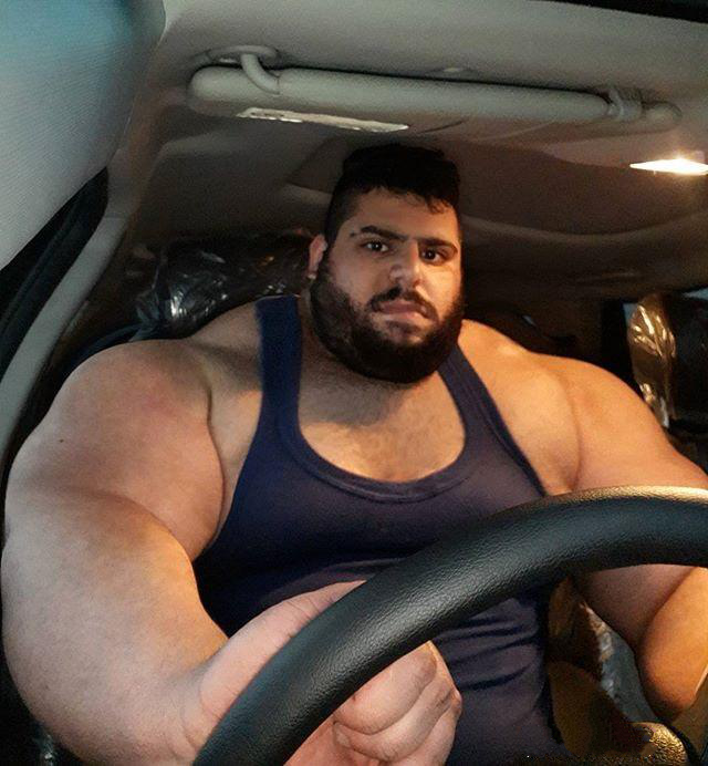 伊朗380斤大块头肌肉男晒出座驾,因身材魁梧被质疑照片是PS