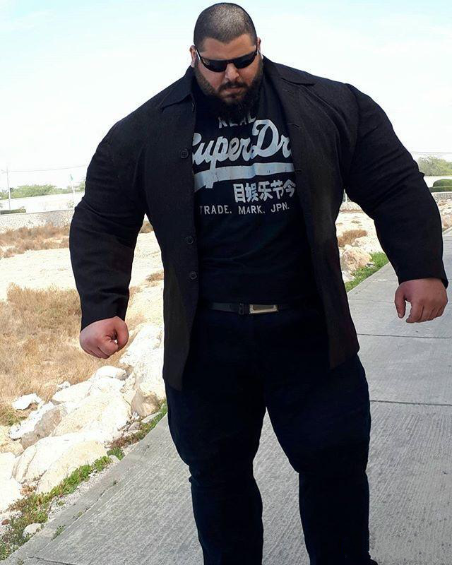 伊朗380斤大块头肌肉男晒出座驾,因身材魁梧被质疑照片是PS