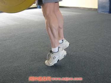 小腿肌肉锻炼方法，哑铃器械怎么练小腿肌群肌肉